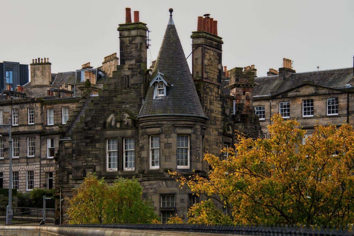 Una calle residencial de Edimburgo en otoño