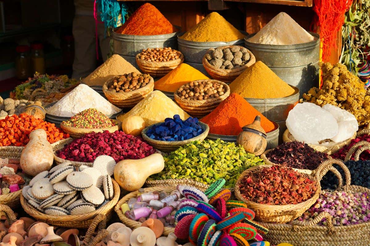 Especias y hierbas de un zoco tradicional en Marrakech