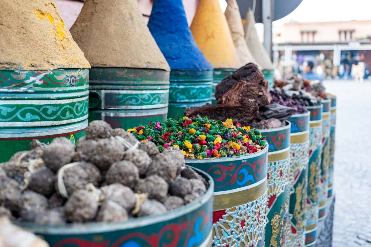 Especias y hierbas de un zoco tradicional en Marrakech
