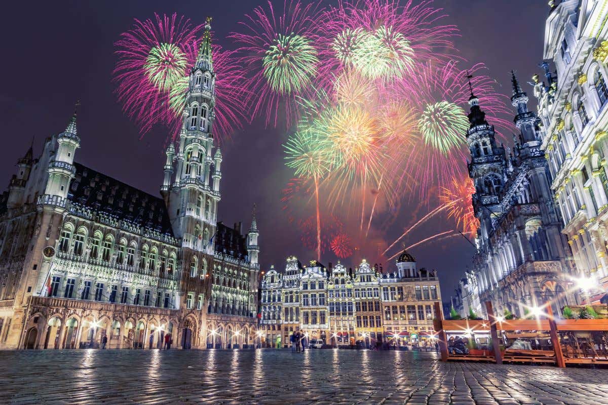 Fuegos artificiales navideños en la Grand Place de Bruselas