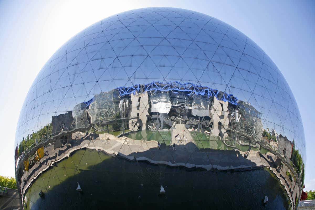 Exteriores de La Géode, un cine inmersivo con forma de esfera en París