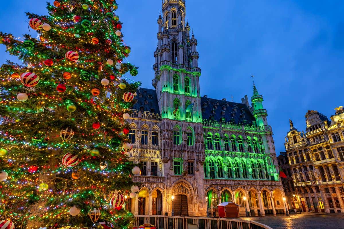 Grand Place de Bruselas decorada durante la temporada navideña