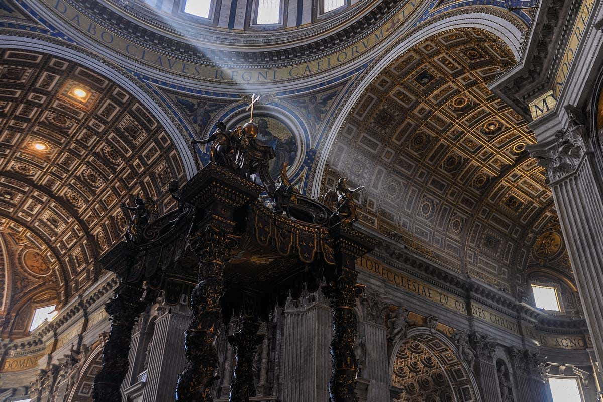 El interior de la basílica de San Pedro con su techo ornamentado y el baldaquino de San Pedro.