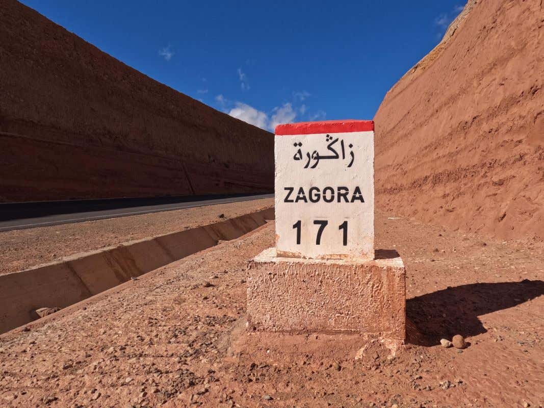 Detalle de una señal en la carretera donde pone Zagora