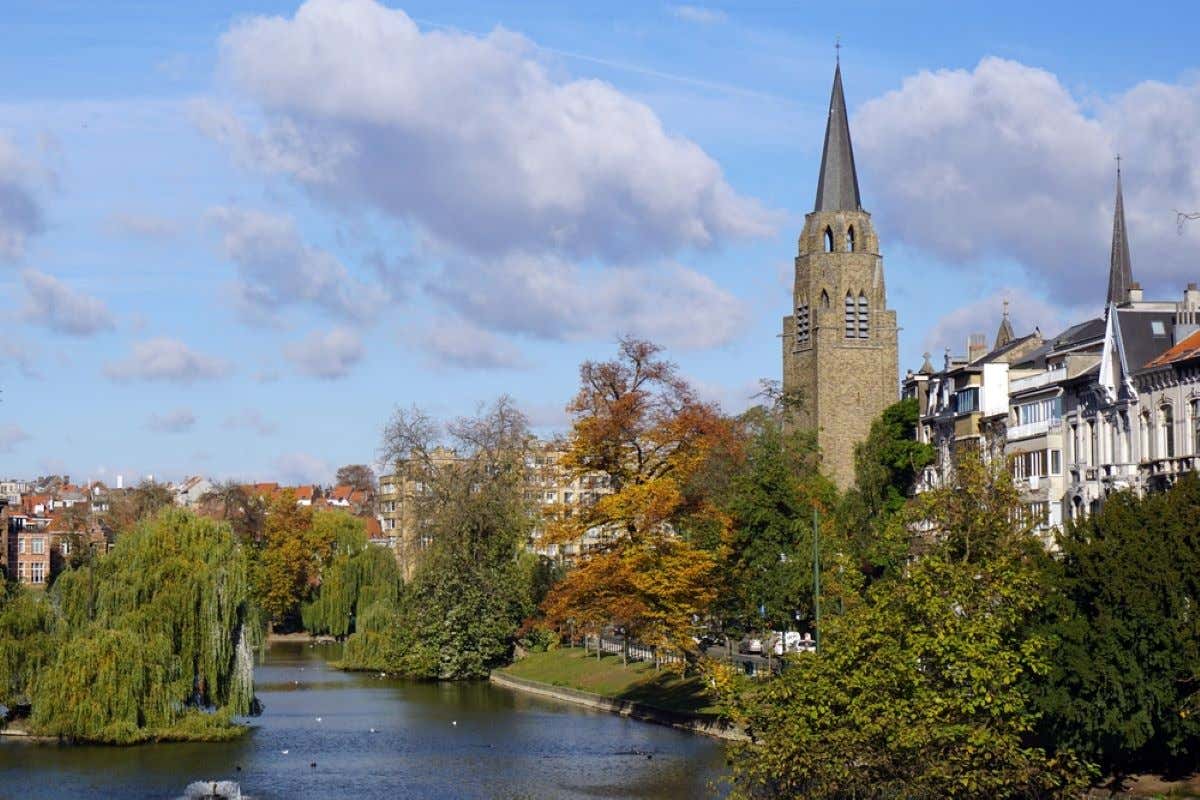The Ixelles Ponds with vegetation nad historic buildings.