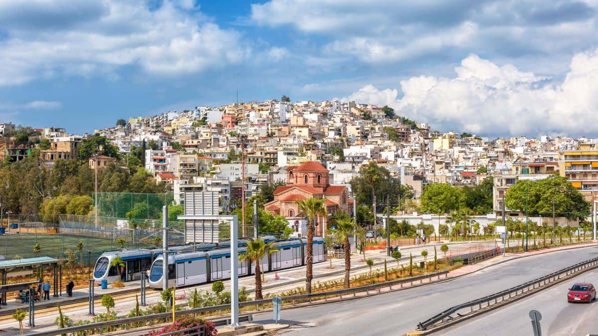 Vista panorámica del Pireo cerca de Atenas con tranvías y carretera en primer plano