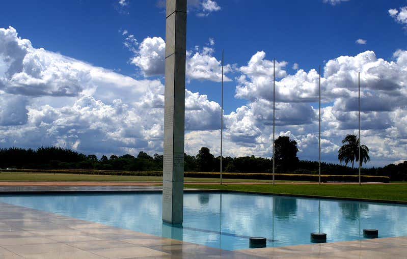 Vista do Palácio da Alvorada, residência oficial da Presidência da República, às margens do Lago Paranoá, em Brasília, Distrito Federal, Brasil