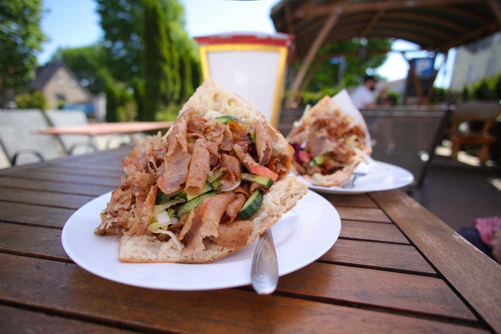 Un plato de Döner kebab en una mesa al aire libre
