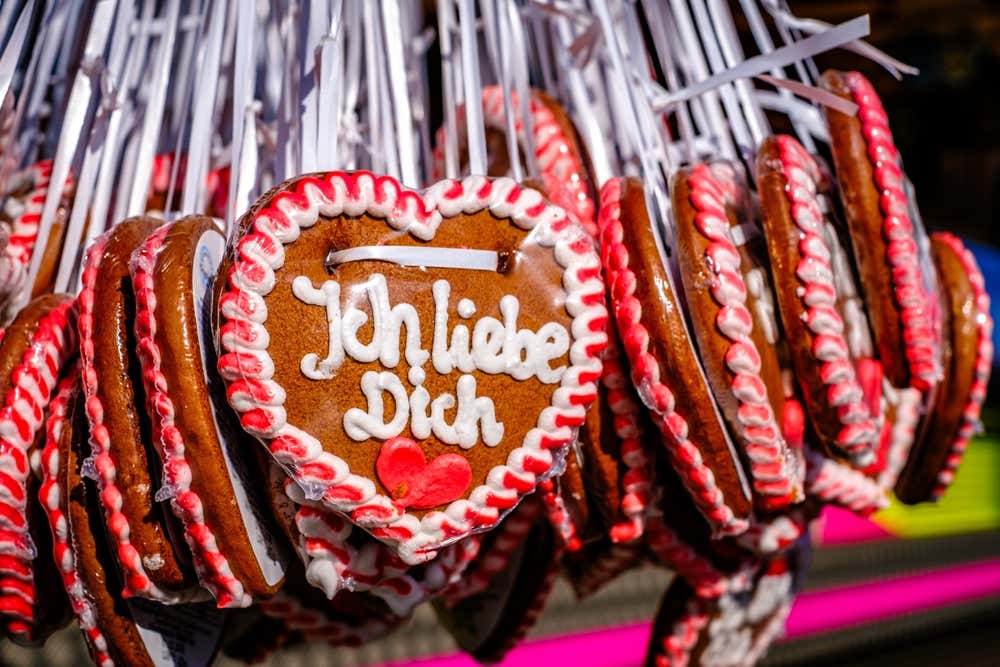 Lebkuchen en forma de corazón con "te quiero" en alemán