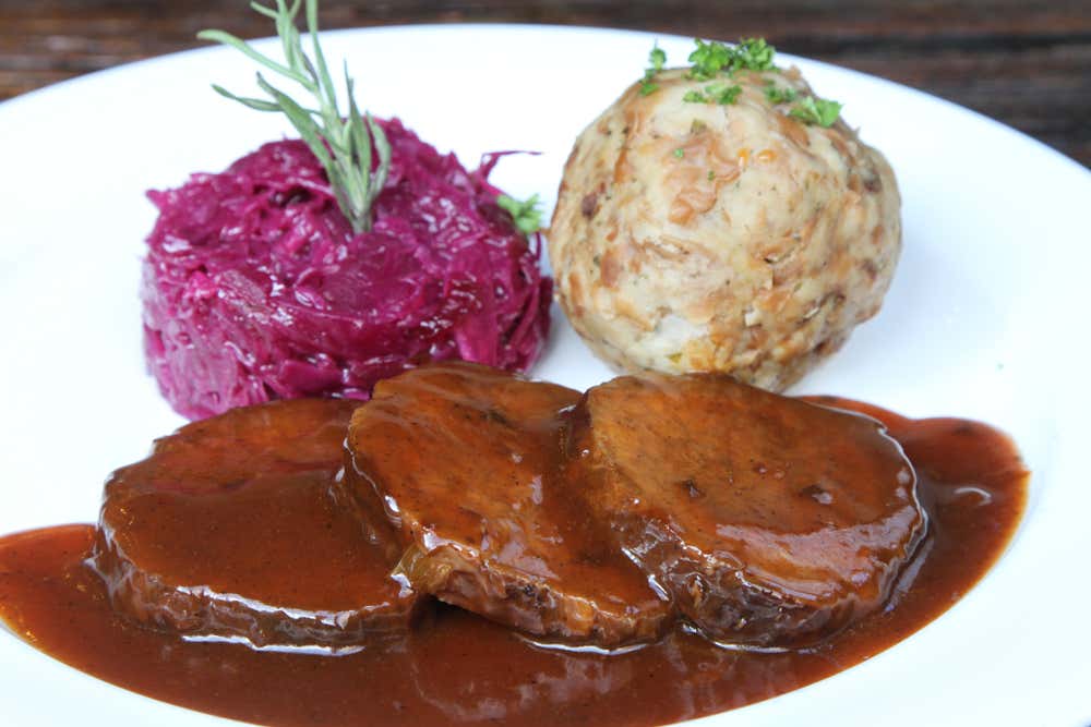 Un plato de Sauerbraten acompañado de lombarda y Knödel