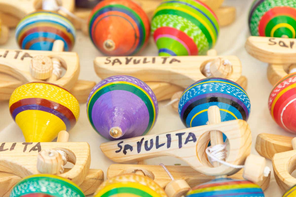 Trompos hechos a mano y pintados con vivos colores y con letras que indican que están hechos en Sayulita