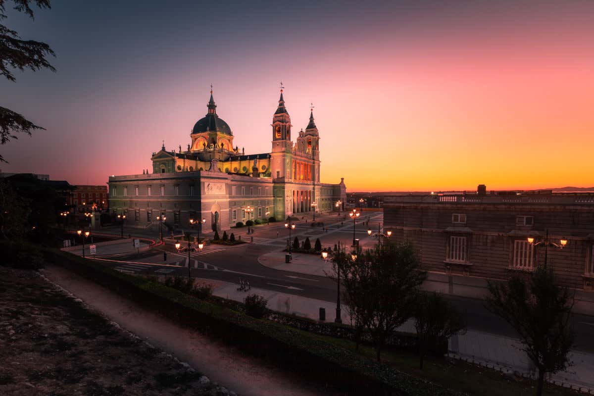 Atardecer en Madrid con la catedral de la Almudena de fondo