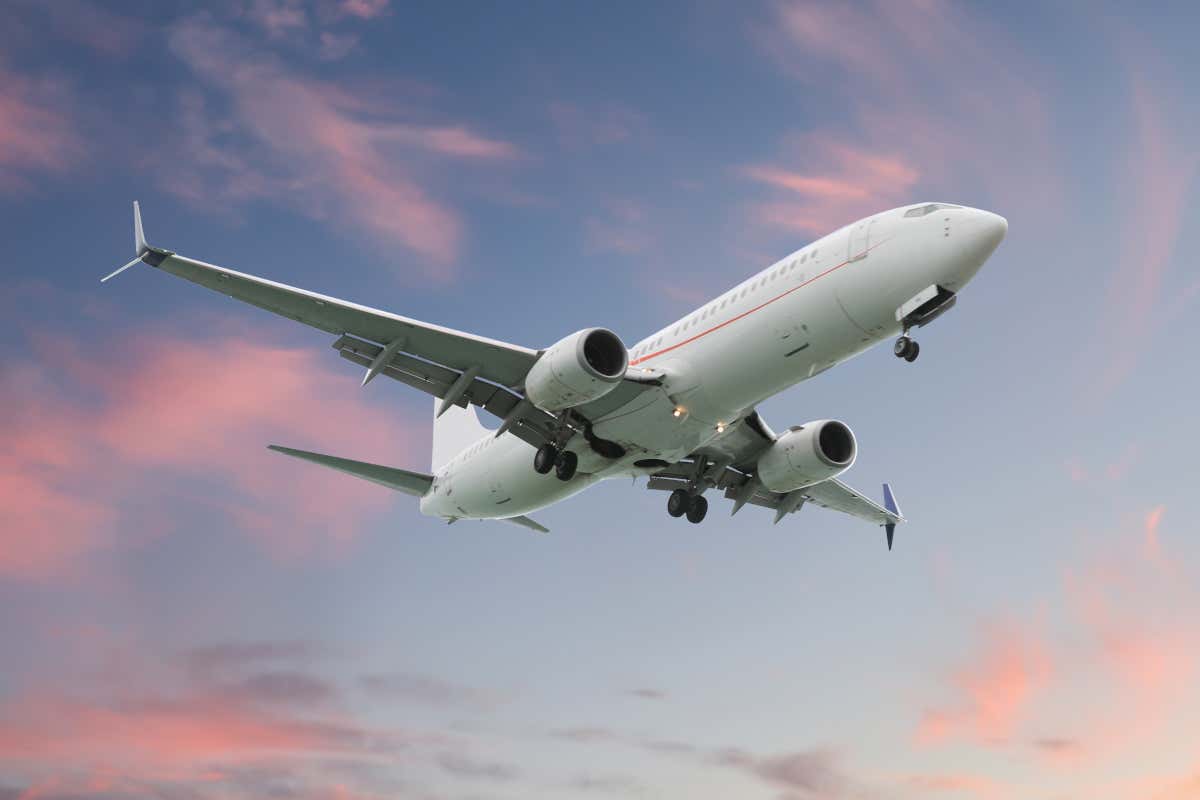 Avión despegando al atardecer