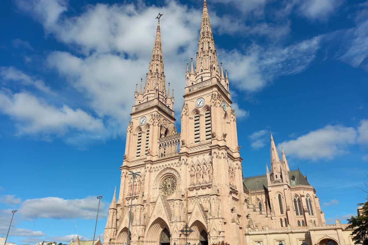 Santuario y basílica Nuestra Señora de Luján, un templo de aspecto neogótico con dos altas torres