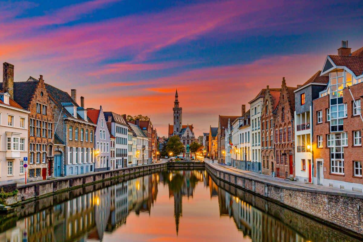 Vistas a uno de los canales de Brujas al atardecer