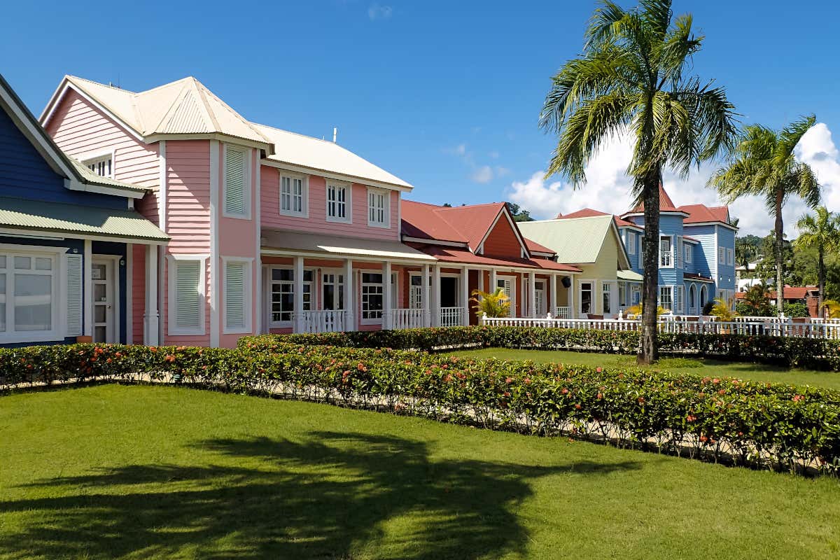 Casitas de madera de colores en Santa Bárbara de Samaná, República Dominicana