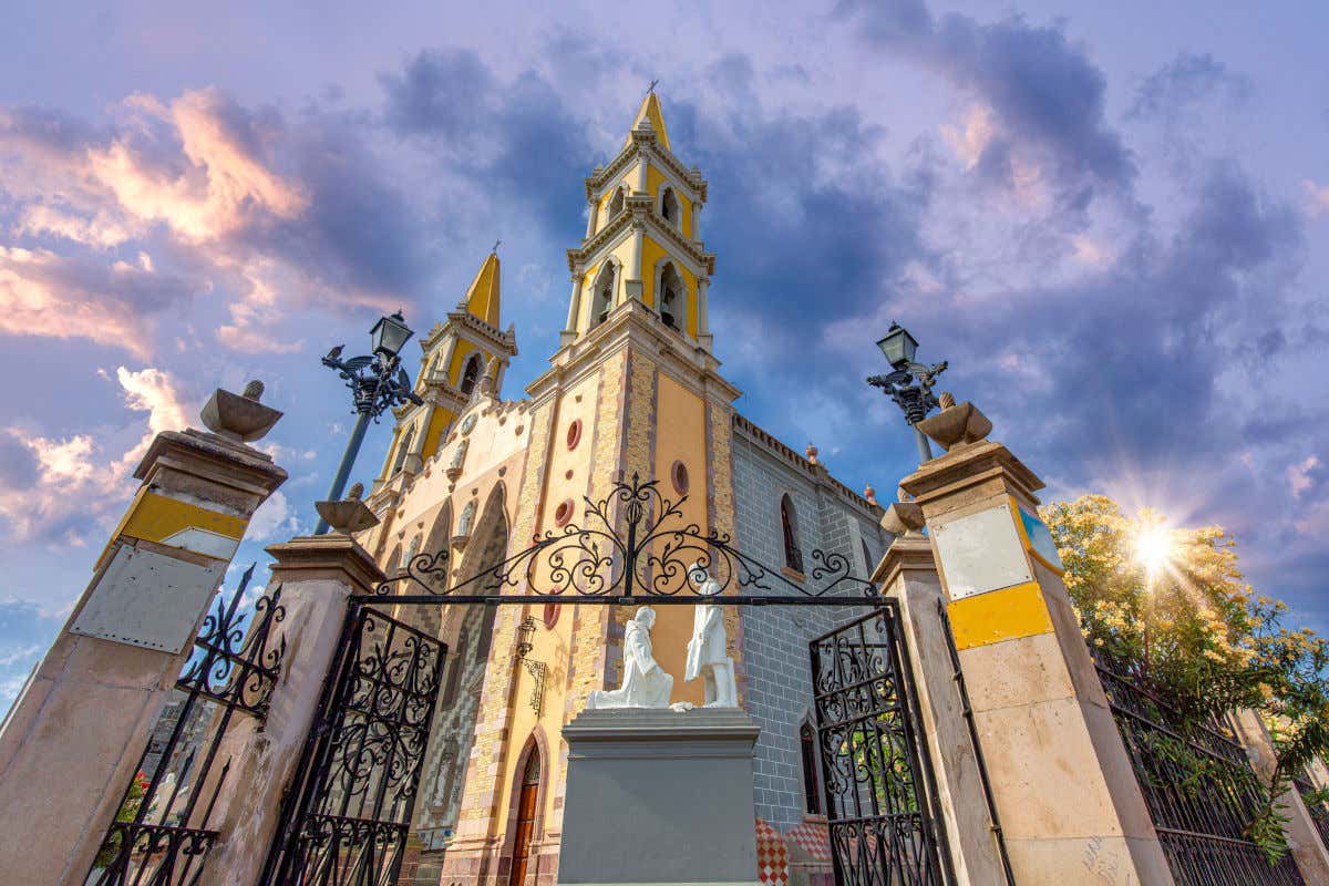 El templo religioso más importante de Mazatlán, la catedral basílica de la Inmaculada Concepción, una iglesia de dos torres de color amarillo y precidada por una verja de hierro