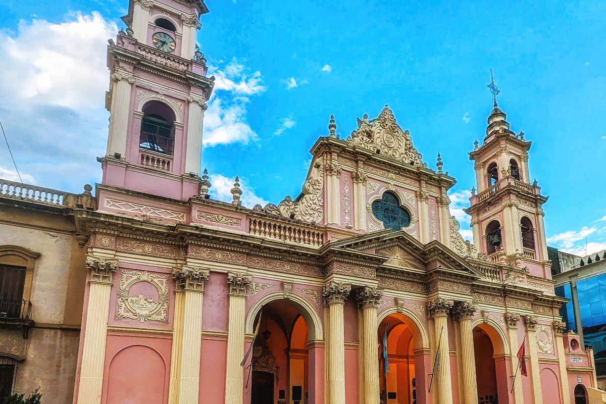 Fachada de la catedral de Salta, con colores rosados y amarilos en tonos pastel y una sobrecargada decoración
