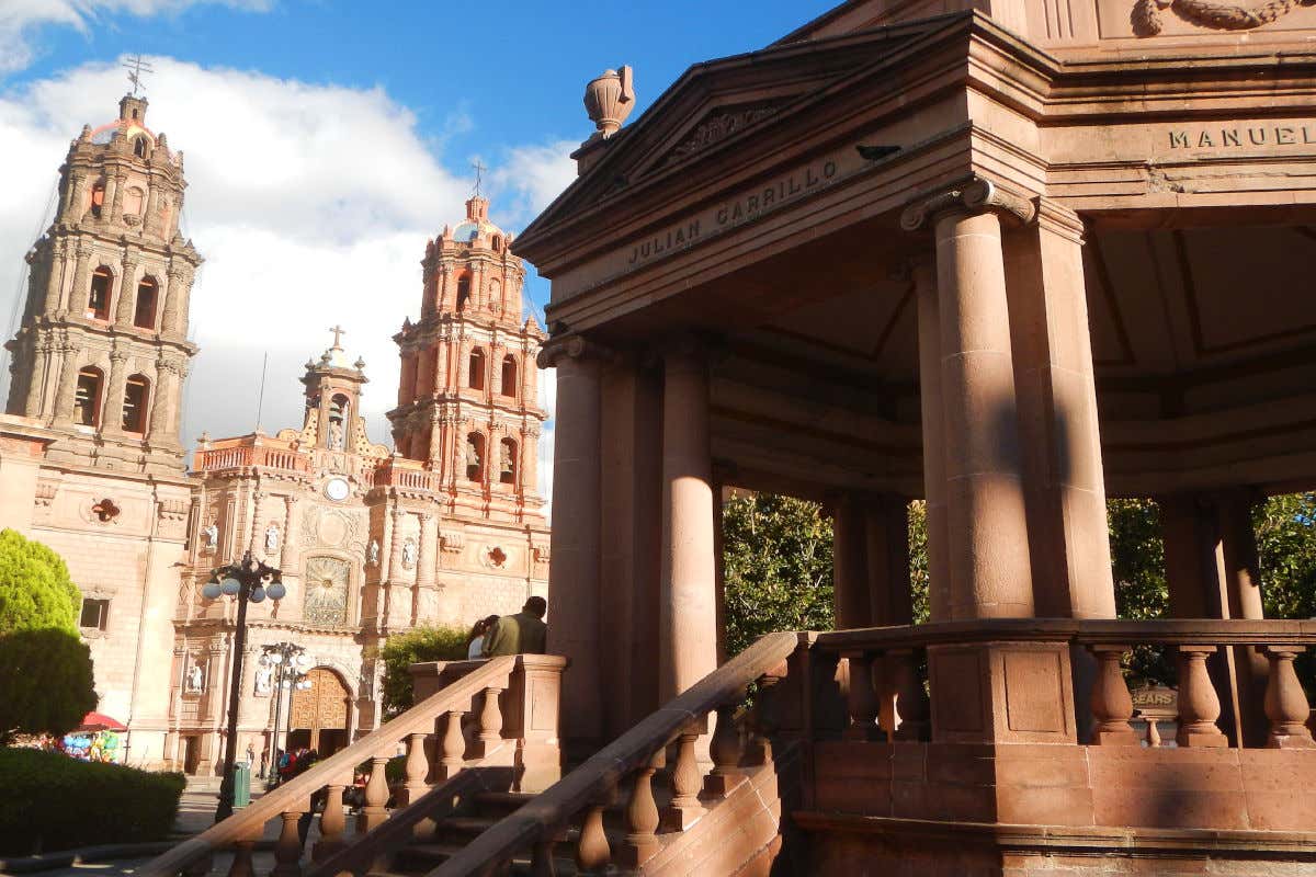 Catedral de San Luis Potosí con sus dos torres y numerosas campanas