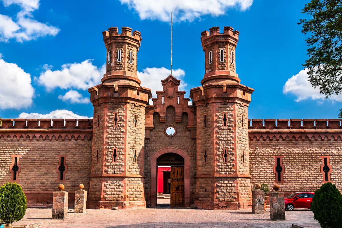 Centro de las Artes de San Luis Potosí, un edificio de piedra y con dos altas torres en la entrada