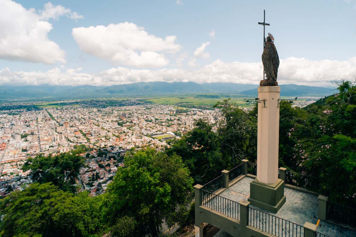 Una columna con la escultura de Cristo contemplando la ciudad de Salta desde un alto mirador