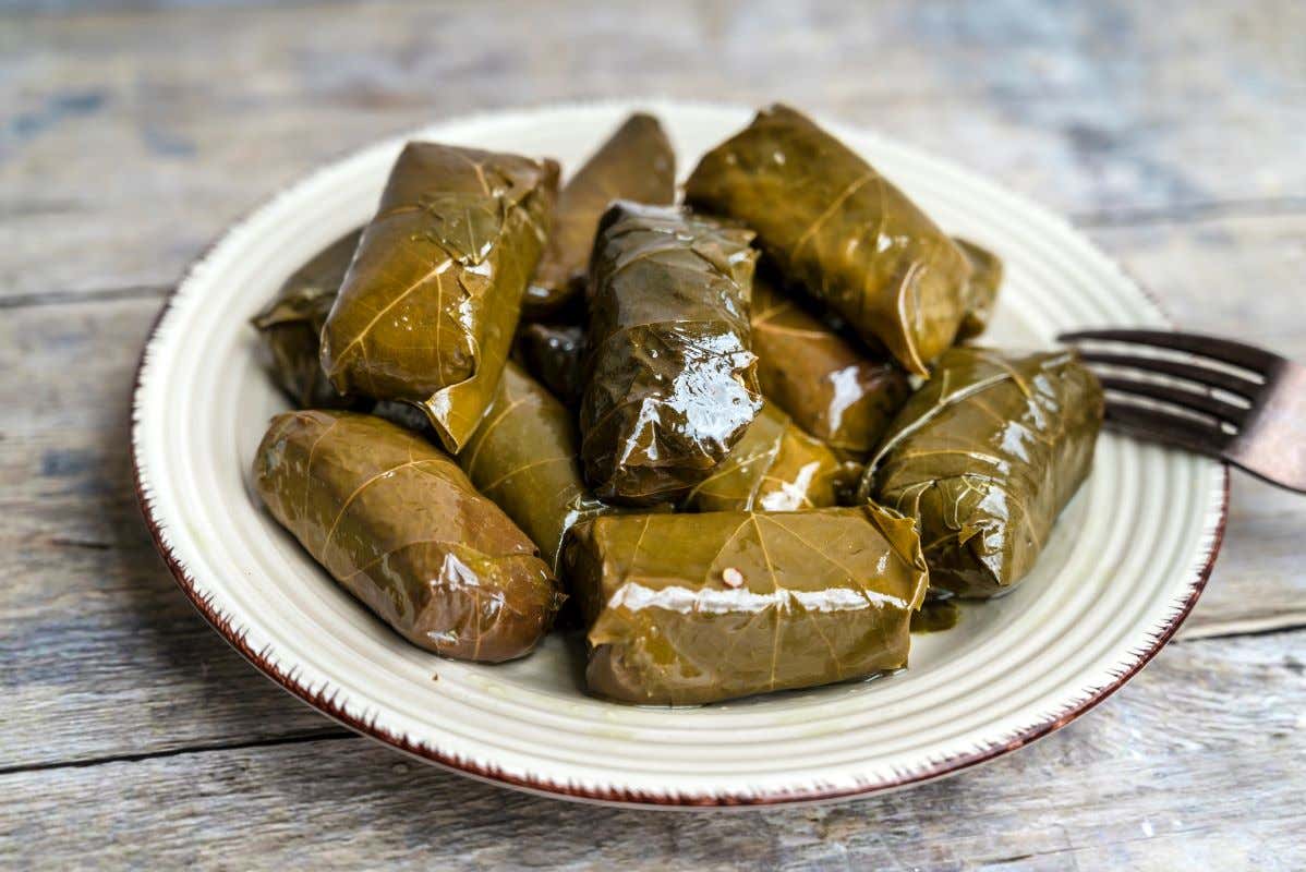 Detalle de un plato con dolmades griegos o envueltos en hoja de parra
