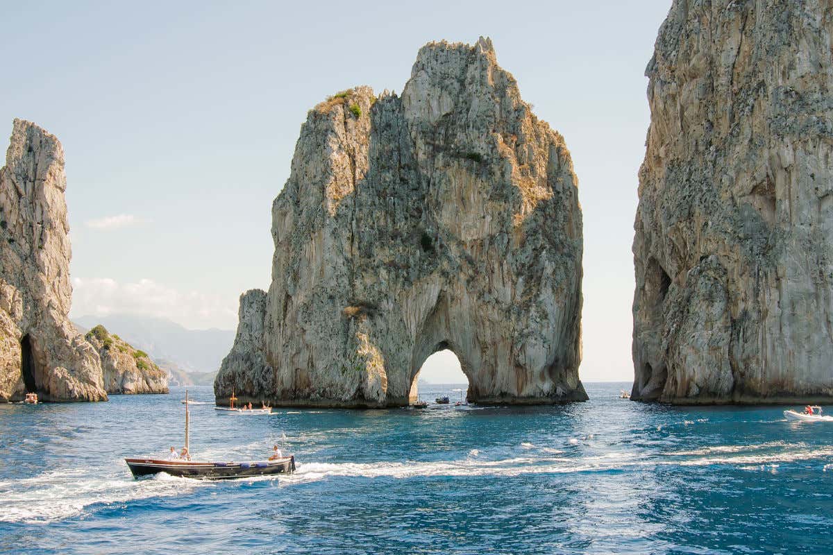 Islotes rocosos en mitad del mar cerca de la isla de Capri
