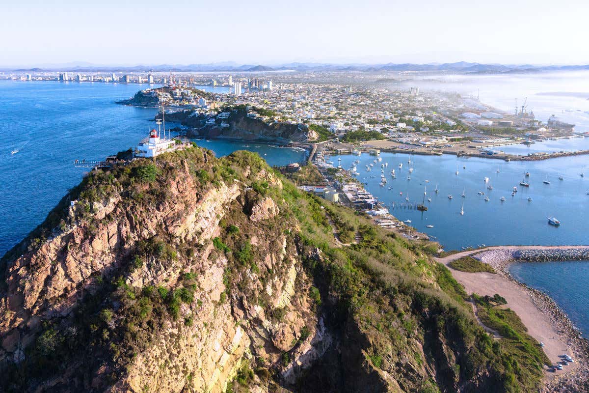 Vista aérea del faro de Mazatlán, ubicado en un promontorio rocoso con vistas a la ciudad