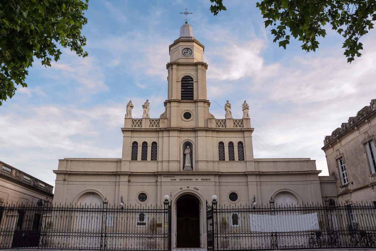 La parroquia San Antonio de Padua, uno de los monumentos más llamativos de San Antonio de Areco, que destaca por su torre central y las esculturas que decoran su fachada