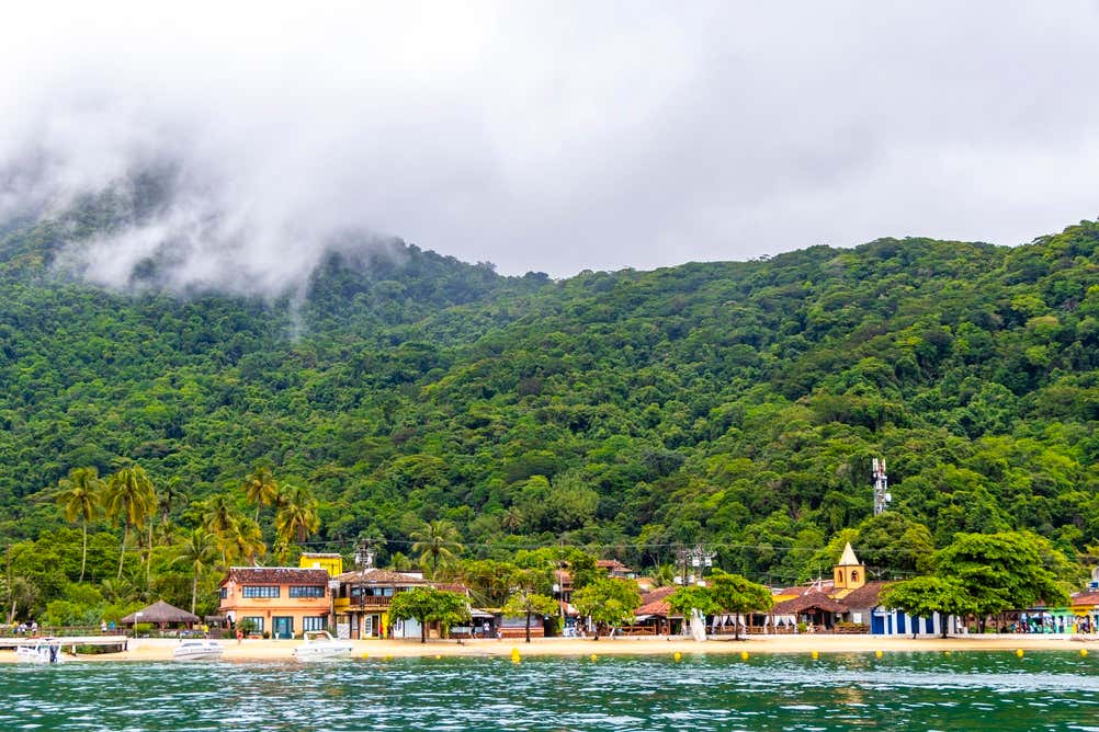 Ilha Grande con la montaña y la selva de Mata Atlántica al fondo
