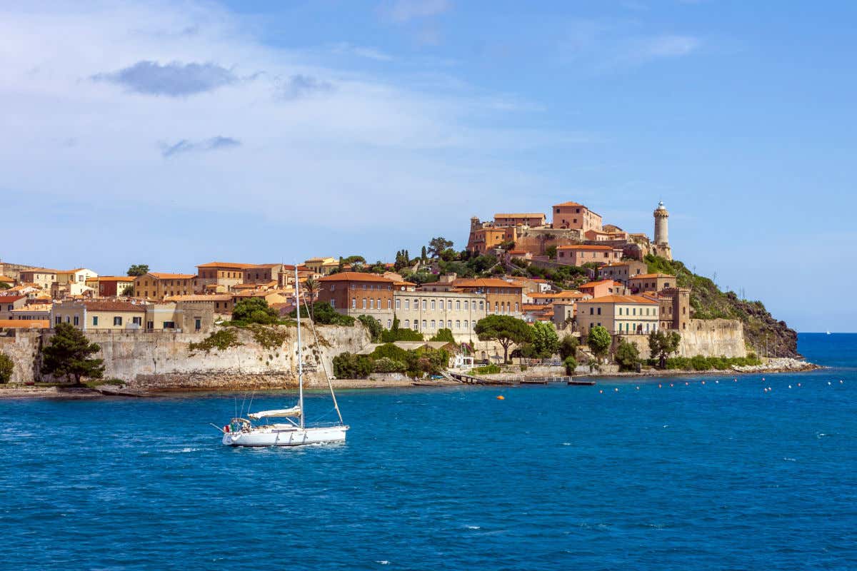 Un velero navegando junto a la isla de Elba