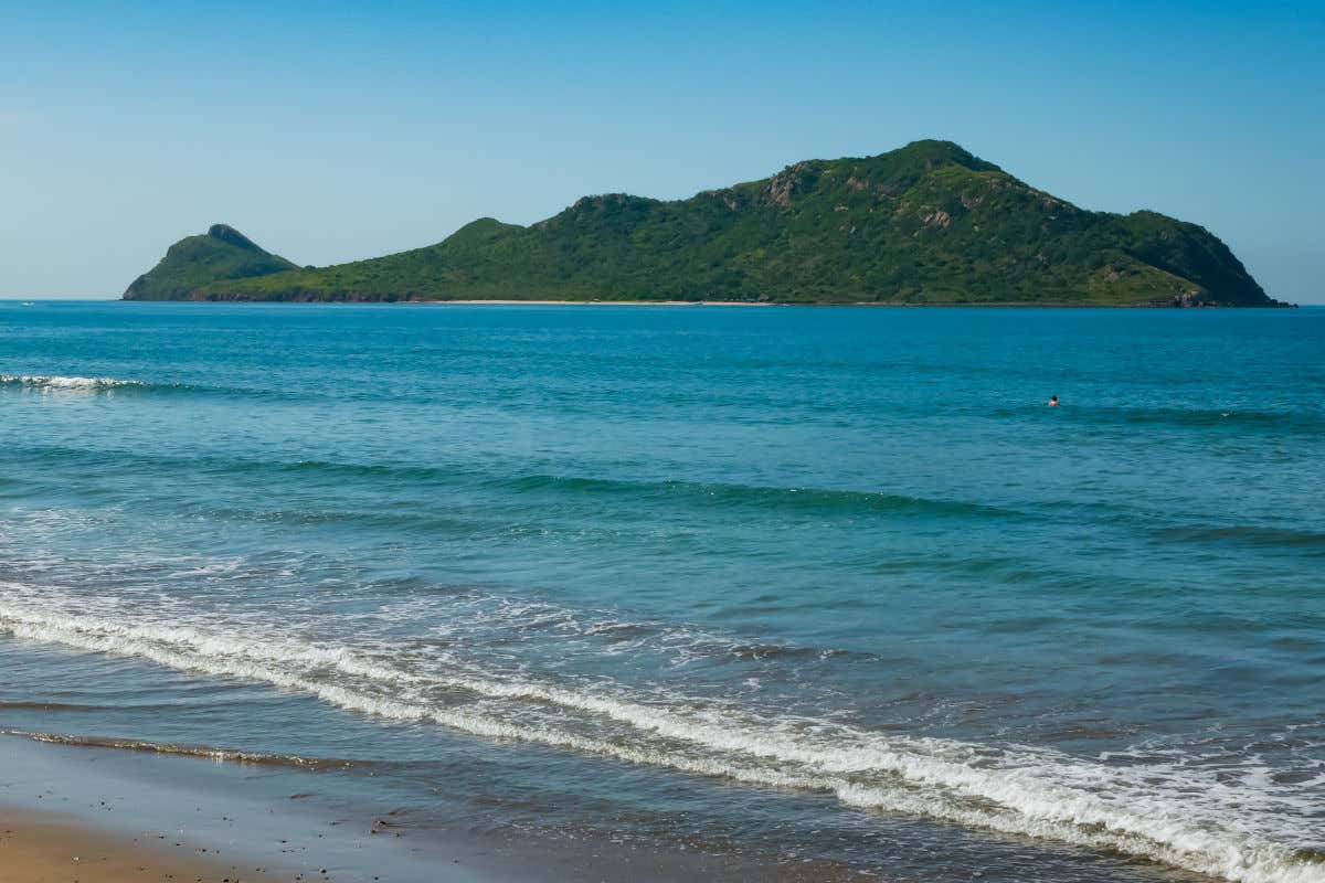 Isla de Venados, un islote de frondosa vegetación visto desde una playa de Mazatlán