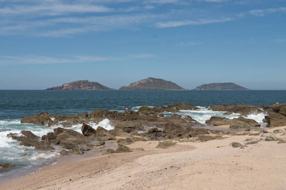 Tres pequeños islotes vistos desde la costa de Mazatlán, en México