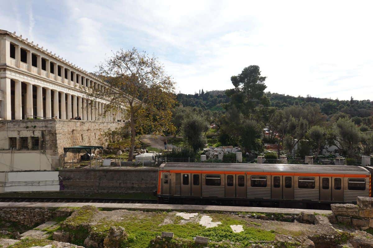 Tren cercanías de Atenas en una de las paradas