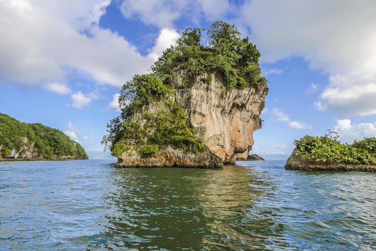 Rocas marinas con vegetación en el Parque Nacional de Los Haitises, uno de los lugares que hay que ver en Samaná