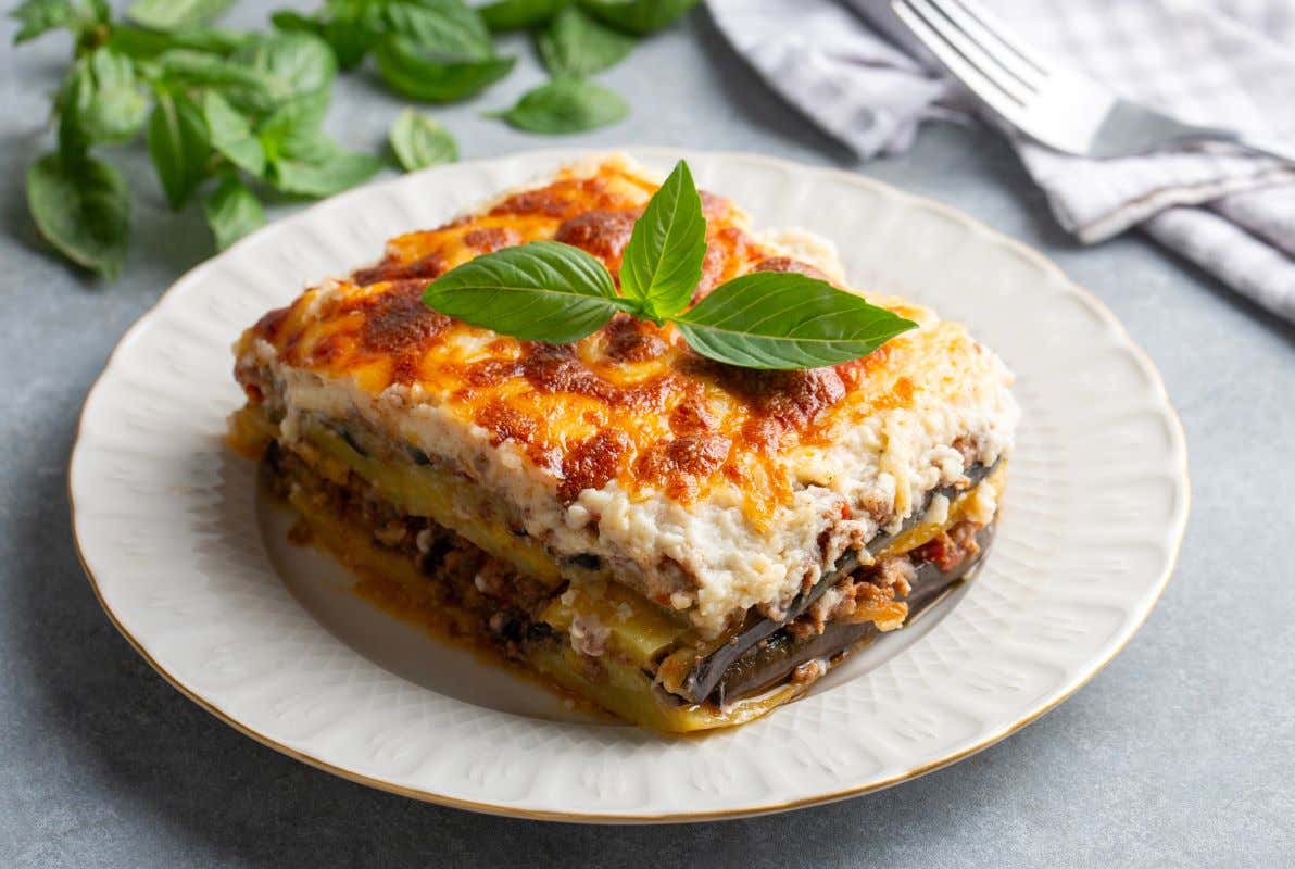Detalle de un plato donde se ve una porción de moussaka griega