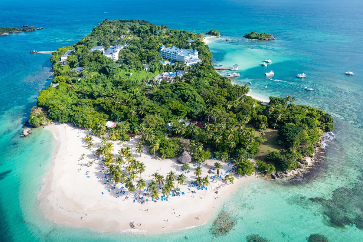 Panorámica de Cayo Levantado, una paradisíaca isla de la bahía de Samaná