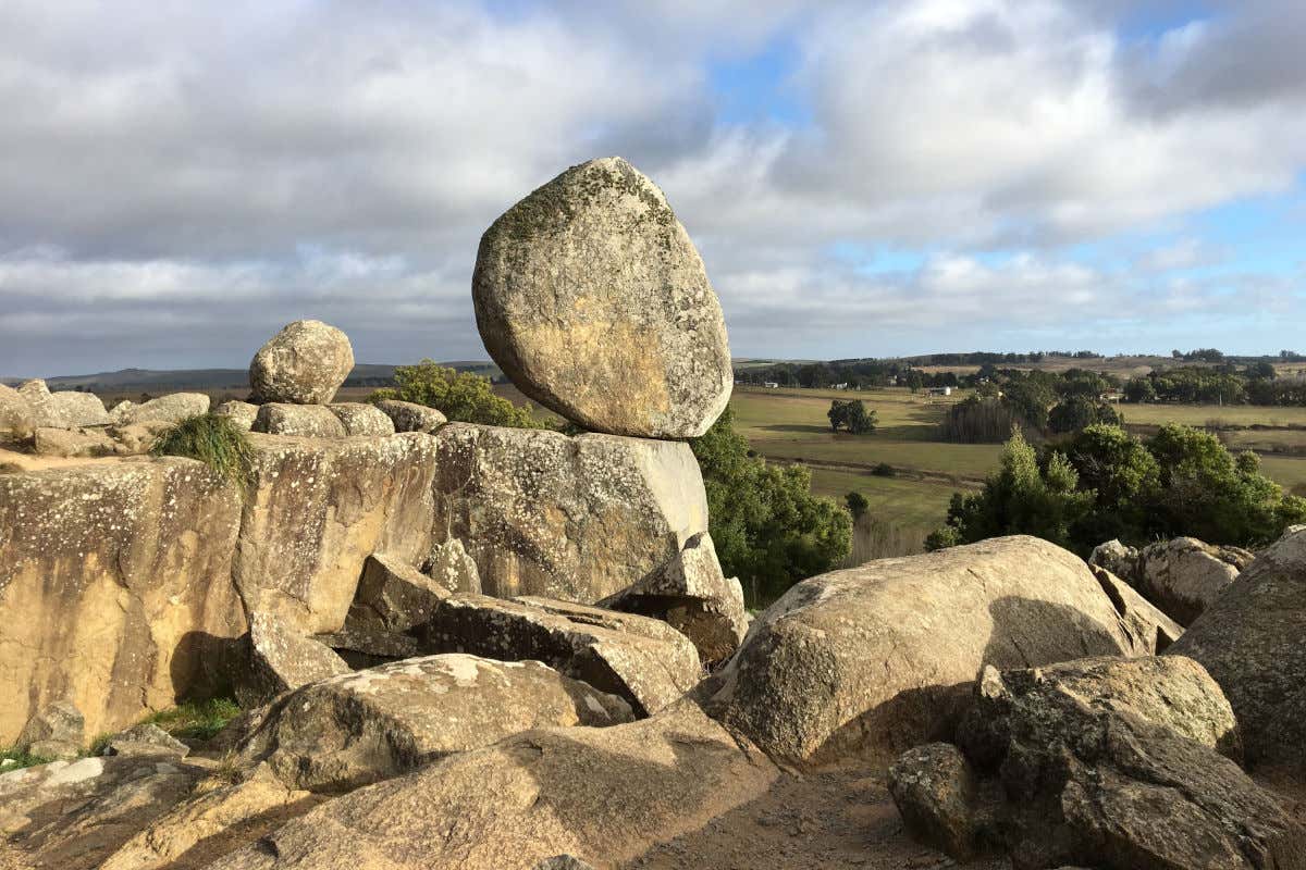 La piedra movediza de Tandil, una gran roca ubicada en la cima de una montaña y rodeada de llanuras