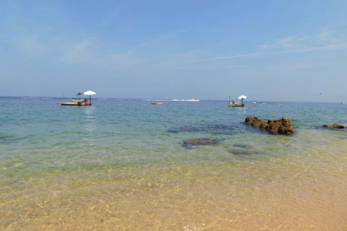 Una pequeña playa de arena blanca y aguas cristalinas en Puerto Vallarta