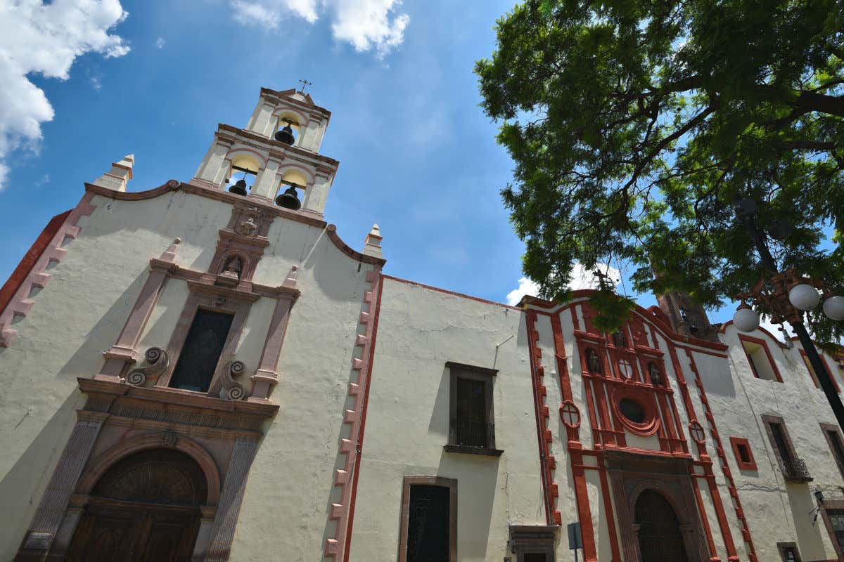 Edificios coloniales de carácter religioso de la plaza de San Francisco en San Luis Potosí
