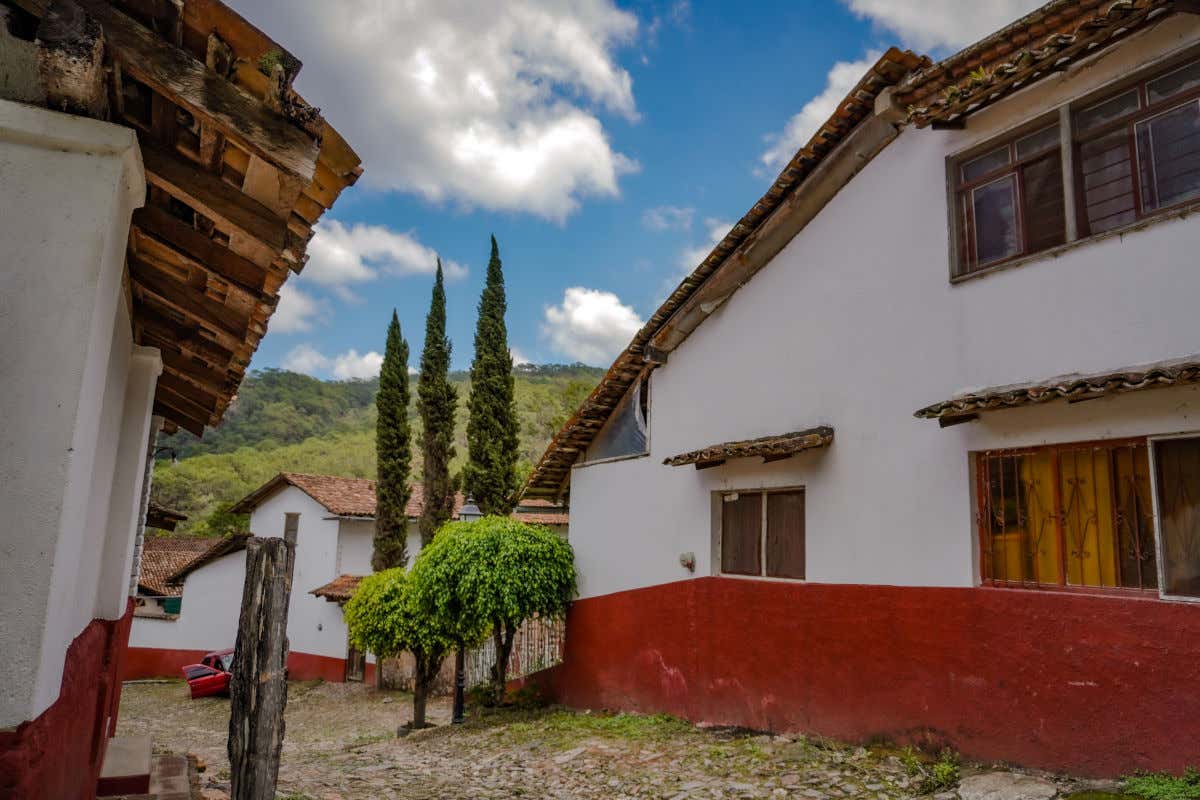 San Sebastián del Oeste uno de los Pueblos Mágicos de México, con varias casas antiguas en una calle empedrada
