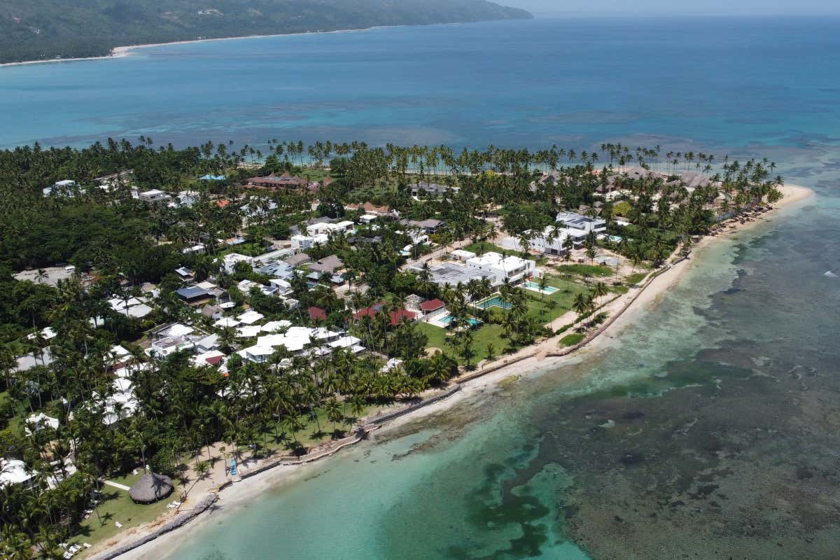 Vista aérea de los resorts turísticos situados junto a la costa en una playa caribeña
