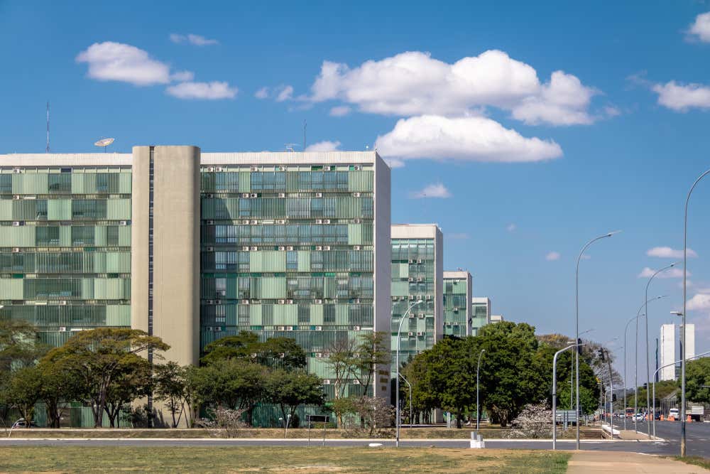 Vista dos edifícios ministeriais na Esplanada dos Ministérios, centro administrativo do Governo Federal em Brasília, Distrito Federal, Brasil, um dos principais marcos do planejamento urbanístico da capital