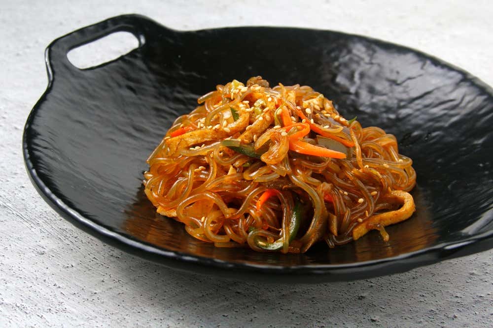 Foto de um prato coreano recém-preparado chamado Japchae, ou macarrão de vidro frito
