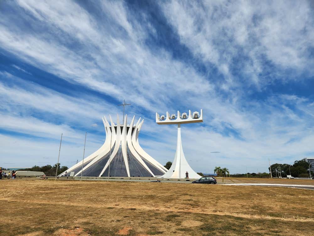 Vista da Catedral de Brasília, um dos principais ícones da arquitetura modernista brasileira, localizada em Brasília, capital do Brasil, no Distrito Federal