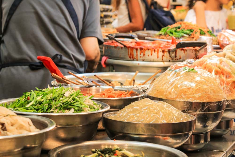 Tteokbokki, kimbap, japchae: a famosa barraca de comida de rua do mercado de Gwangjang, um dos lugares mais populares para comer comida de rua coreana em Seul.