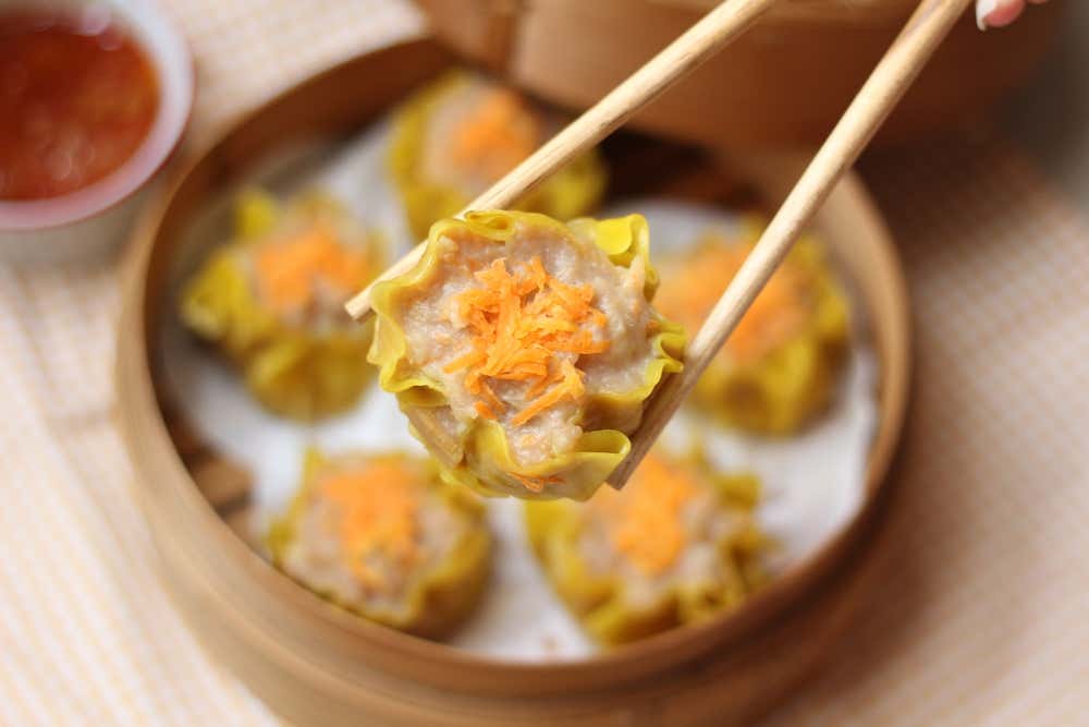 Dim sum tradicional da culinária chinesa servido em cesto de bambu
