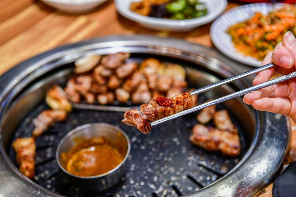 Detalhe de um prato de samgyeopsal, prato tradicional coreado