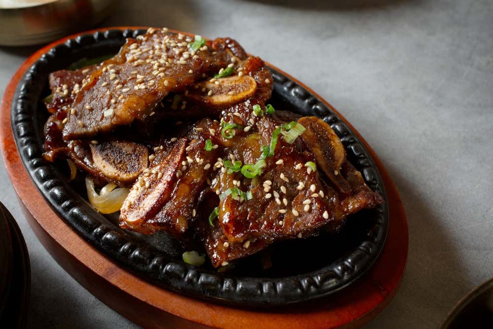 Detalhe de um prato de Galbi, típico da Coreia do Sul. São costelinhas (de porco ou boi) marinadas e grelhadas,