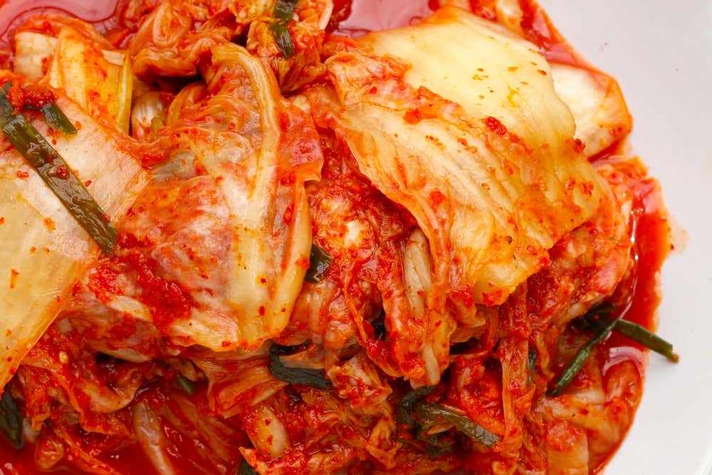 Detalhe de um kimchi de repolho